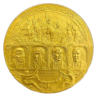 The reverse of the medal depicts Prince Pedro I rallying his troops, which is likely inspired by a painting by Pedro Américo entitled Independence or Death. Relief portraits of the “Founding Fathers” of Brazilian independence are also featured on the medal. From left to right: José Bonifácio de Andrada e Silva, Martim Francisco Ribeiro de Andrada, Antônio Carlos Ribeiro de Andrada [Machado e Silva], and Joaquim Gonçalves Ledo.